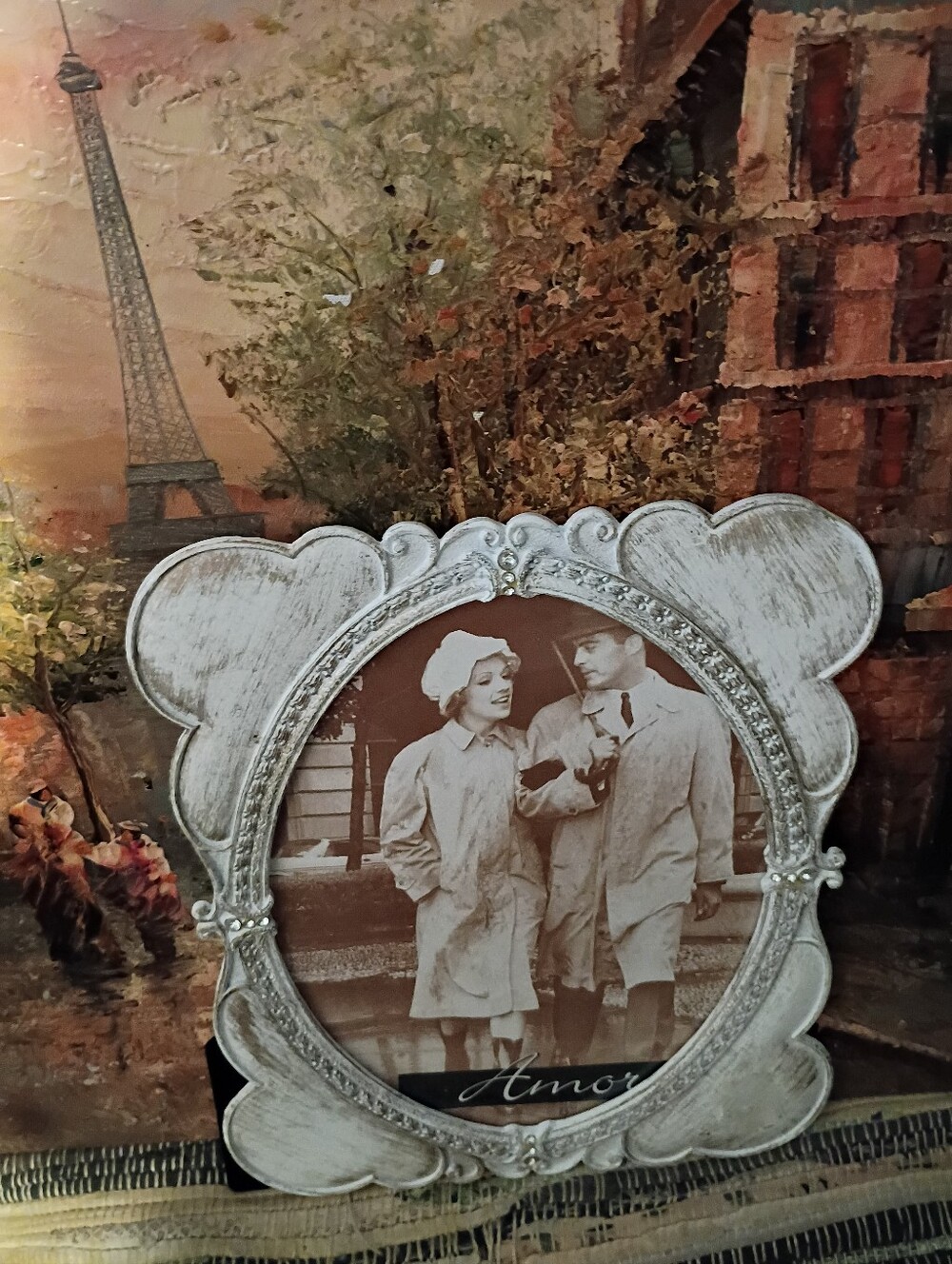 Vintage-Style White Decorative Photo Frame 🖼️